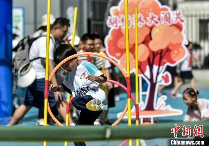乌鲁木齐：校园“变身”游乐场