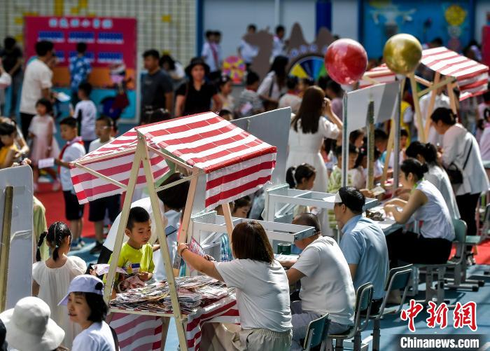 乌鲁木齐：校园“变身”游乐场