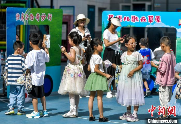 乌鲁木齐：校园“变身”游乐场
