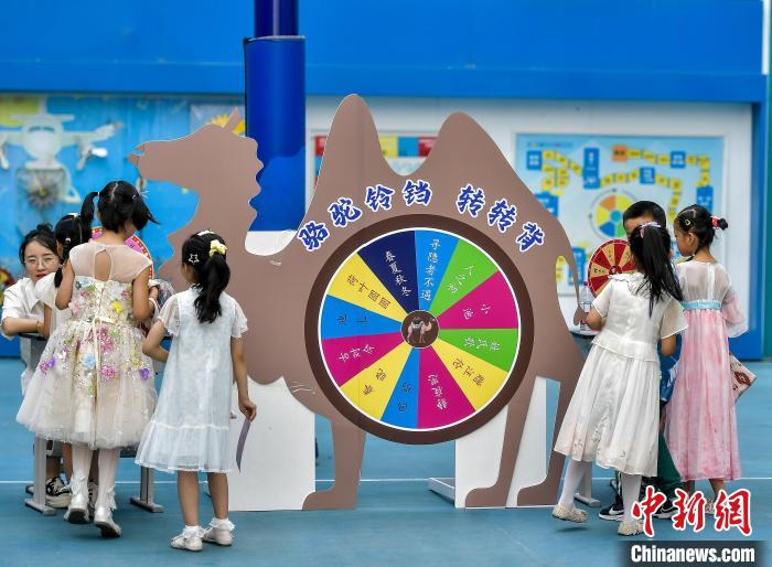 乌鲁木齐：校园“变身”游乐场