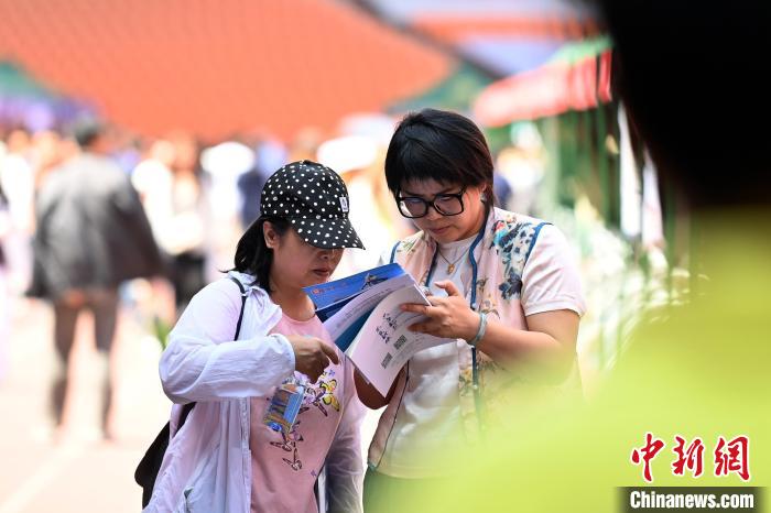百余所高校齐聚兰州为高考学子填报志愿答疑解惑