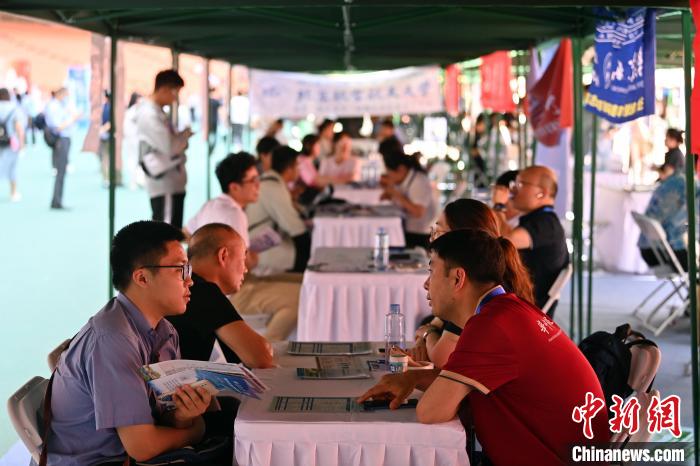 百余所高校齐聚兰州为高考学子填报志愿答疑解惑