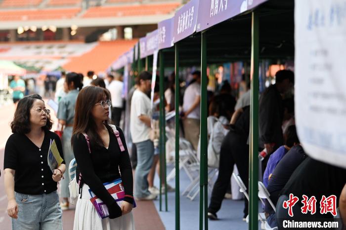 百余所高校齐聚兰州为高考学子填报志愿答疑解惑