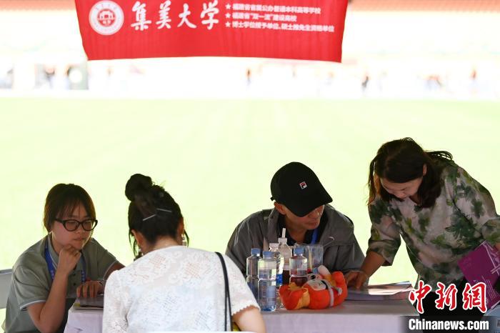 百余所高校齐聚兰州为高考学子填报志愿答疑解惑