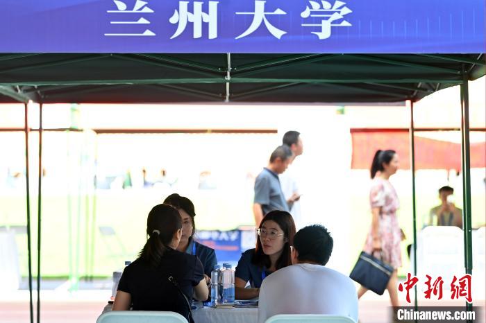 百余所高校齐聚兰州为高考学子填报志愿答疑解惑