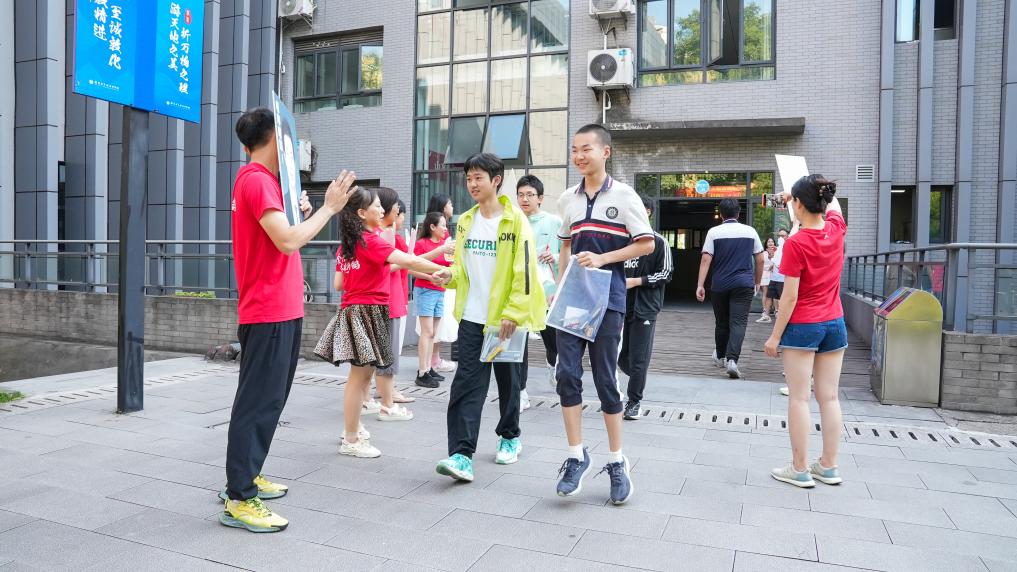 新华全媒+丨2025年多地中考释放新信号