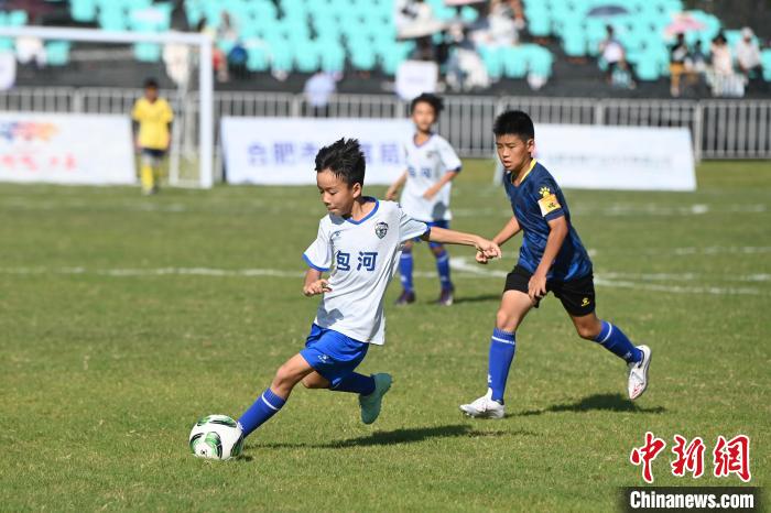 安徽合肥：足球小将逐梦绿茵度暑期
