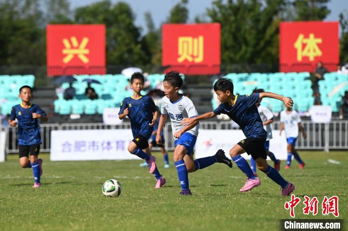 安徽合肥：足球小将逐梦绿茵度暑期