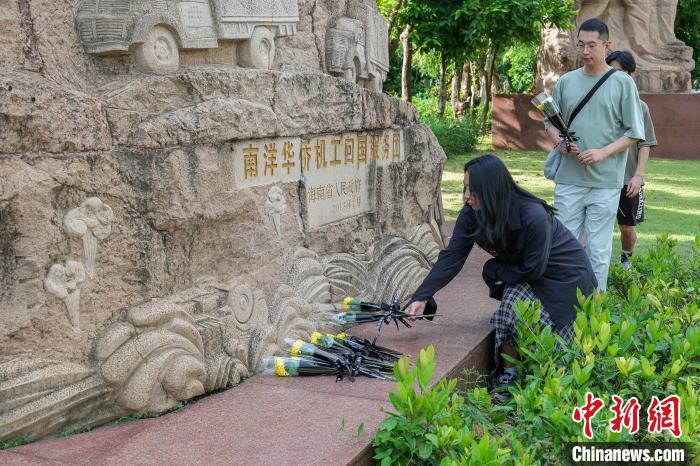 海外华裔大学生雕塑前追忆南侨机工