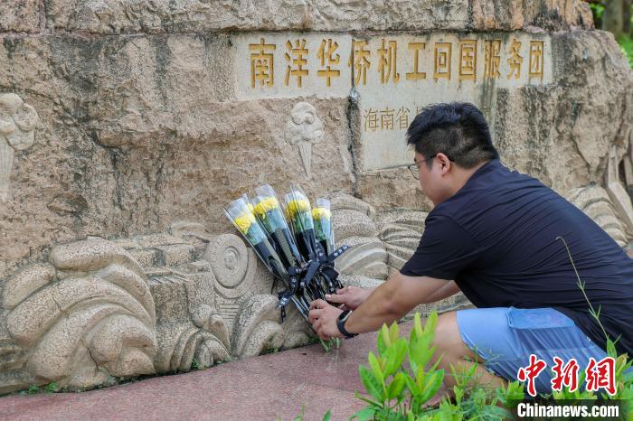 海外华裔大学生雕塑前追忆南侨机工