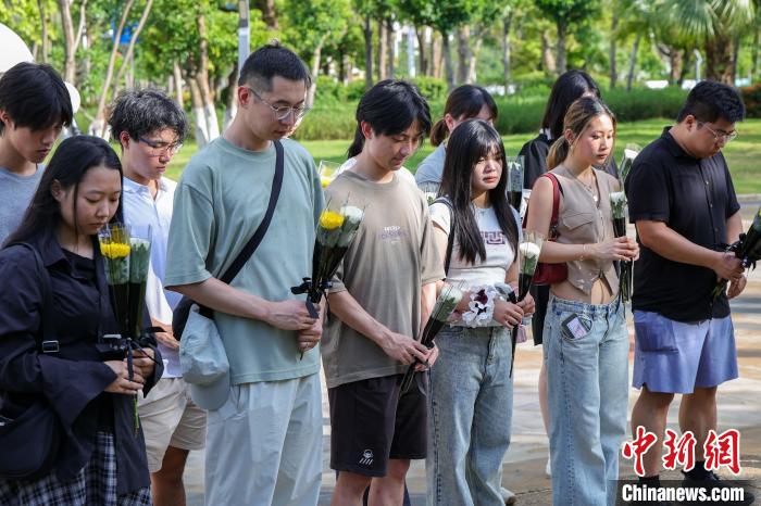 海外华裔大学生雕塑前追忆南侨机工