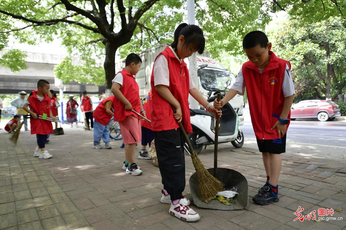从课堂到岗位 青少年暑期职业体验感受劳动荣光