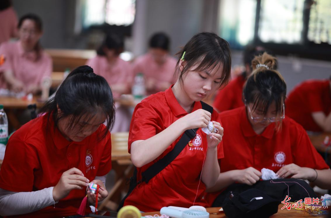 从课堂到岗位 青少年暑期职业体验感受劳动荣光