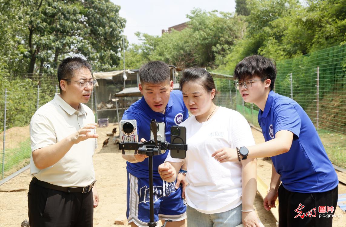 从课堂到岗位 青少年暑期职业体验感受劳动荣光