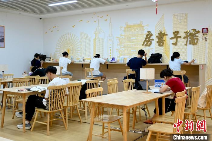 探访江西南昌首家“地铁里的书房”