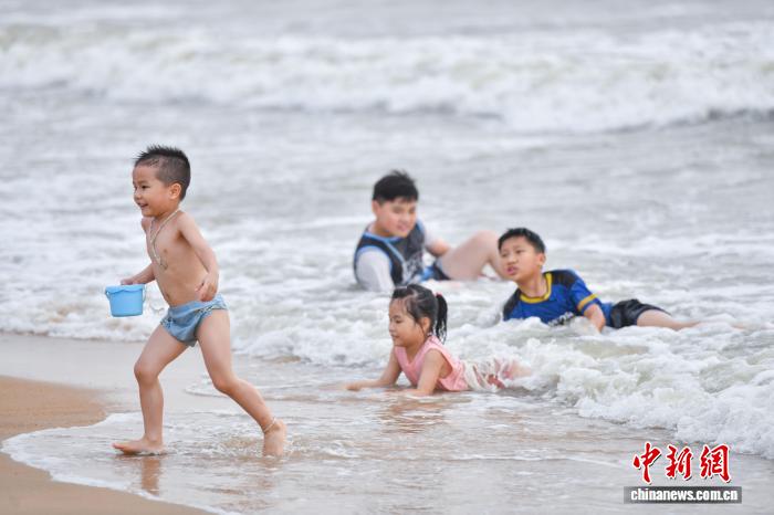 海南海口：孩童暑期踏浪享清凉
