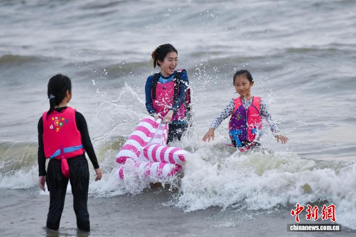 海南海口：孩童暑期踏浪享清凉