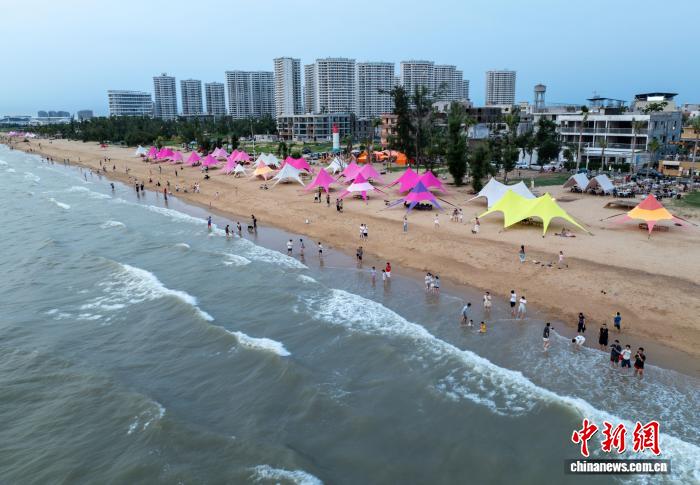 海南海口：孩童暑期踏浪享清凉