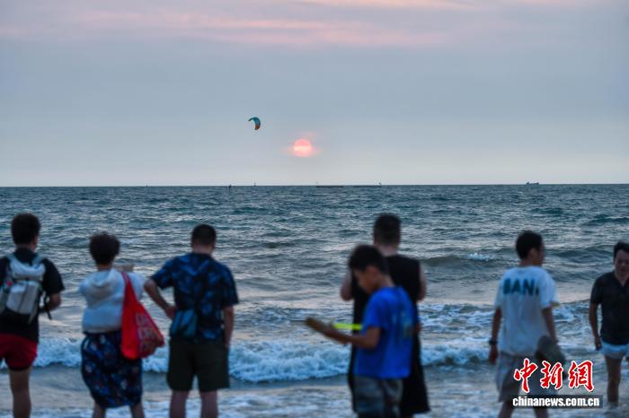 海南海口：孩童暑期踏浪享清凉