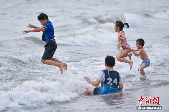 海南海口：孩童暑期踏浪享清凉