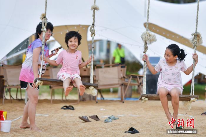 海南海口：孩童暑期踏浪享清凉