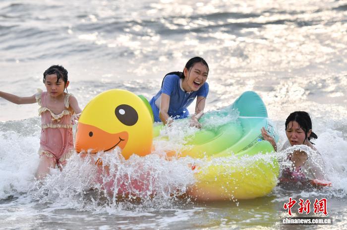 海南海口：孩童暑期踏浪享清凉