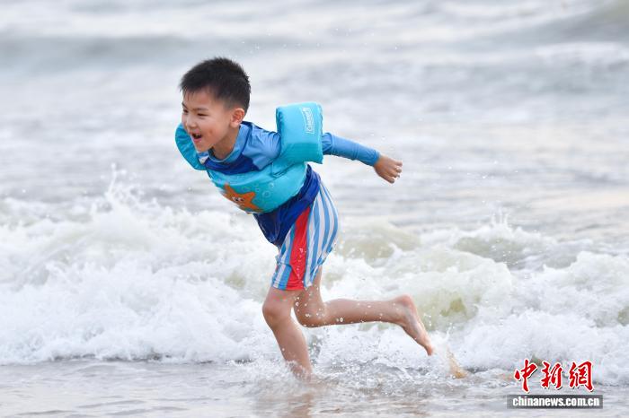 海南海口：孩童暑期踏浪享清凉