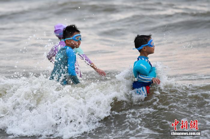 海南海口：孩童暑期踏浪享清凉