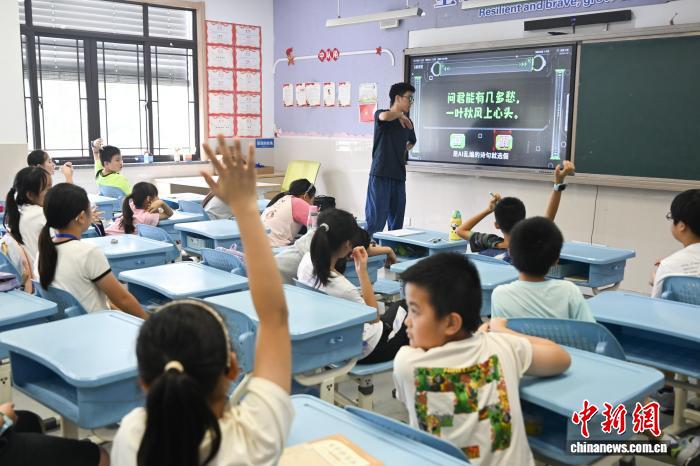 浙江杭州：AI体验丰富孩童暑期生活