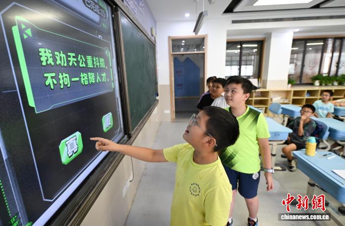 浙江杭州：AI体验丰富孩童暑期生活