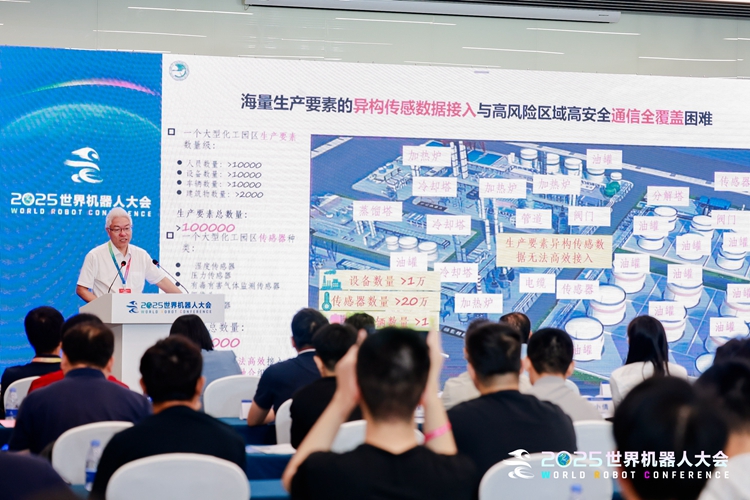 邓中亮谈科技人才培养：在高校里打好基础 在工作中不断提升