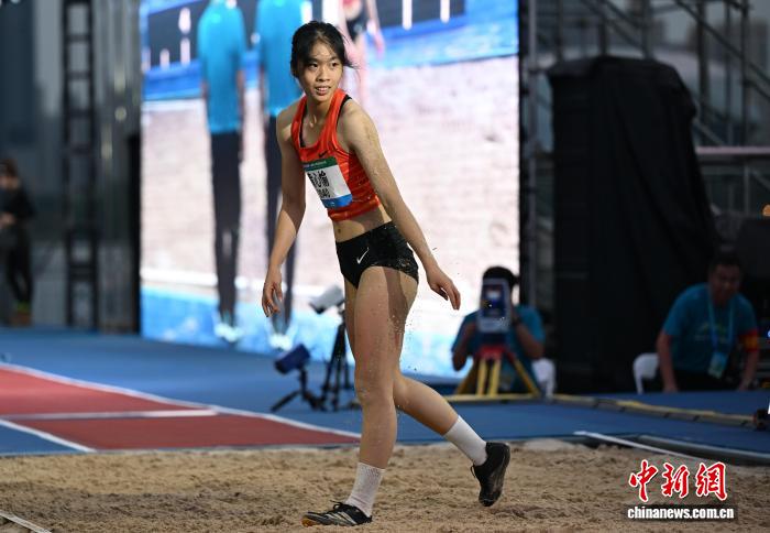 全国青少年田径运动会：女子跳远黄心愉夺冠