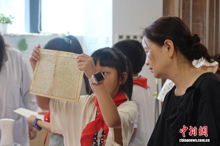浙江青少年化身“档案医生” 指尖“复活”历史记忆