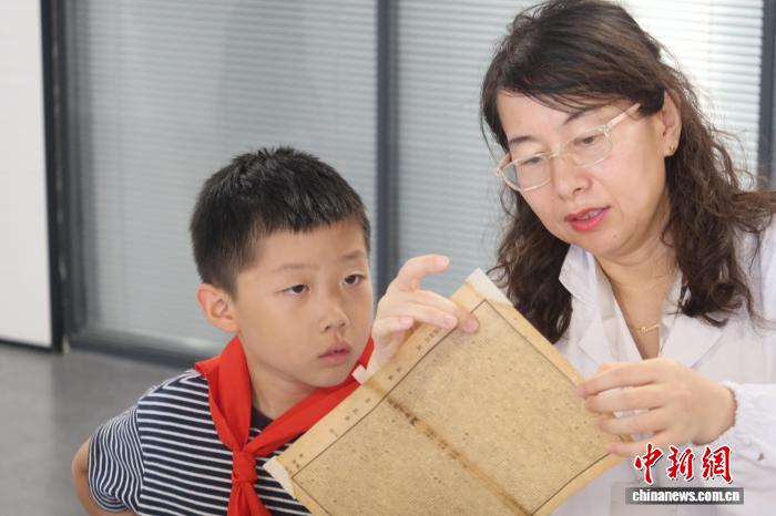 浙江青少年化身“档案医生” 指尖“复活”历史记忆