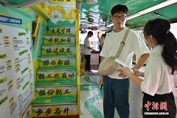 广州：“百万英才汇南粤”商圈都市招聘会举行
