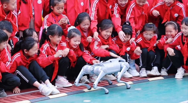 科技感拉满！“开学第一课”上种下新梦想