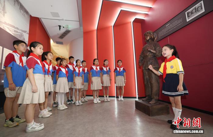 “开学第一课” 湖北襄阳师生重温抗战历史