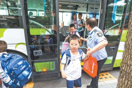 北京：通学公交车首次开进校园