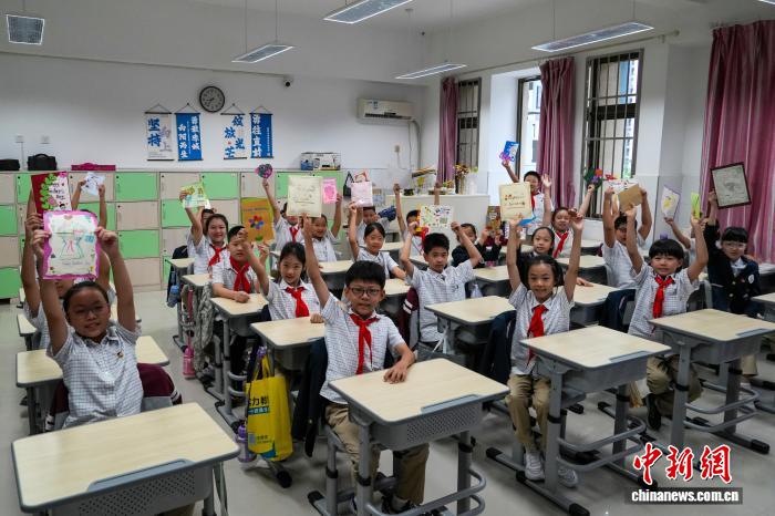 河南郑州：小学生为老师送上教师节祝福