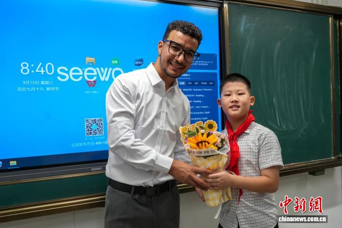 河南郑州：小学生为老师送上教师节祝福