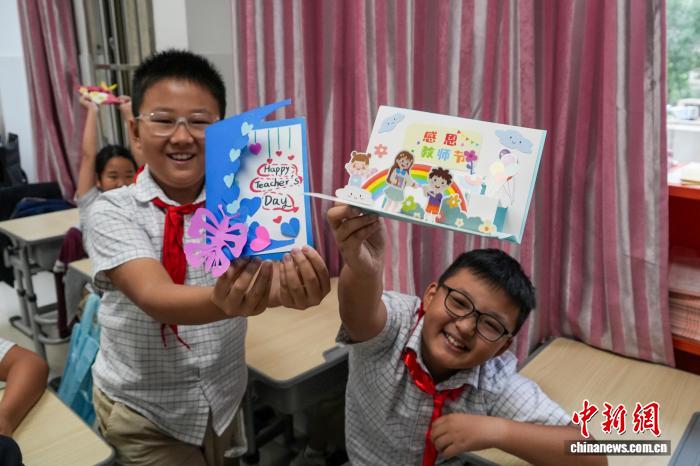 河南郑州：小学生为老师送上教师节祝福