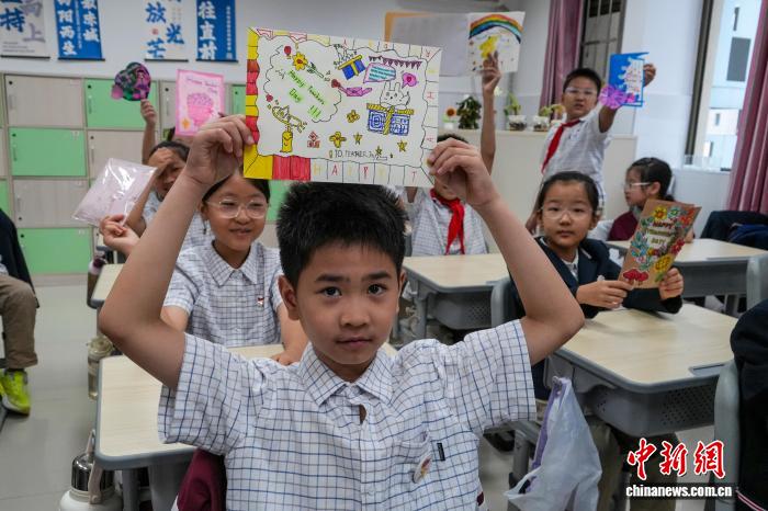 河南郑州：小学生为老师送上教师节祝福