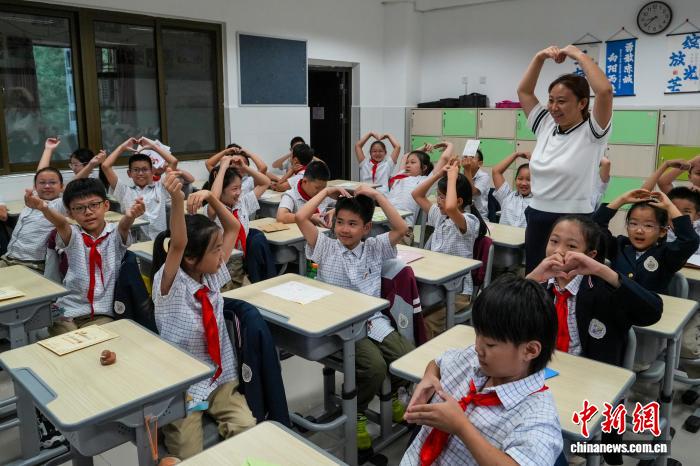 河南郑州：小学生为老师送上教师节祝福
