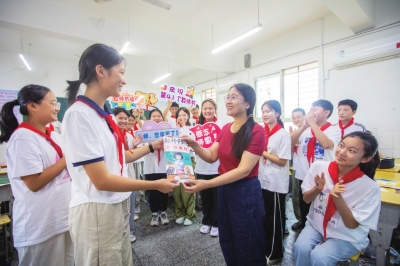 全国各地欢庆第四十一个教师节 让每一个“灯盏”闪耀