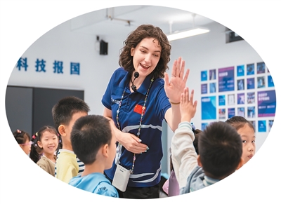 击剑馆里的“洋教练” 点亮萌娃击剑梦