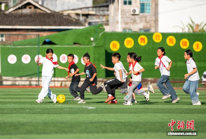 贵州从江：校园足球助力学子健康成长