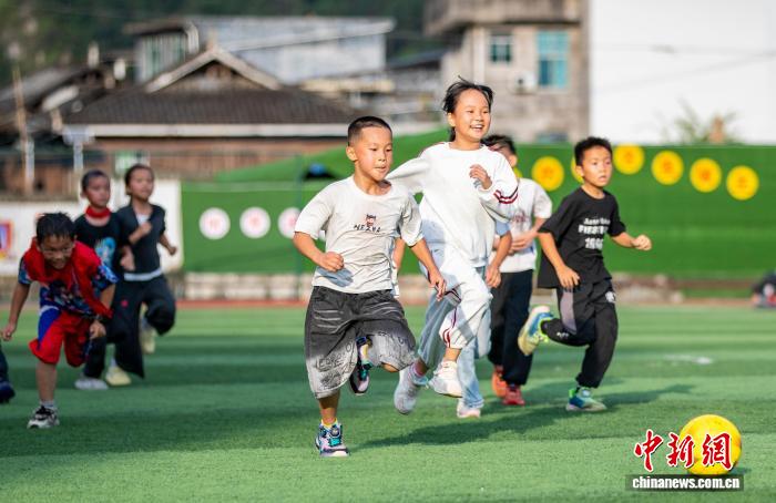 贵州从江：校园足球助力学子健康成长