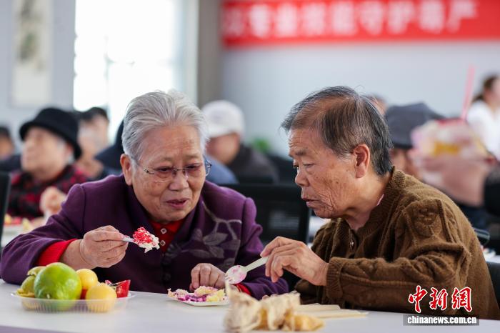 青海西宁:老人与小朋友共度重阳