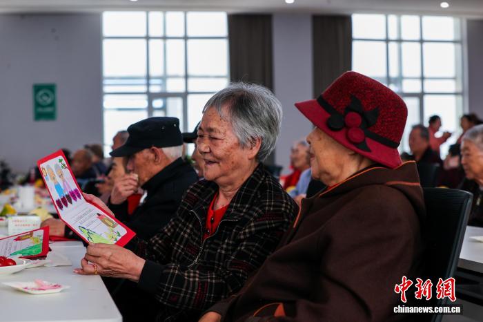 青海西宁:老人与小朋友共度重阳