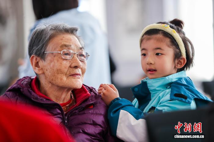 青海西宁:老人与小朋友共度重阳